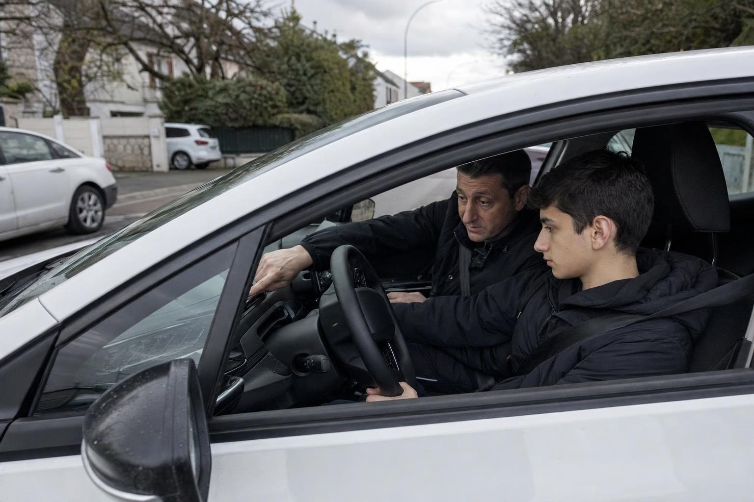 Élève au volant avec son moniteur pendant une leçon de conduite